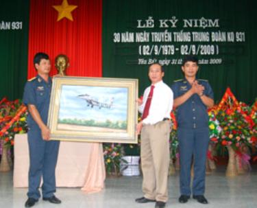 Thay mặt lãnh đạo tỉnh Yên Bái, đồng chí Hoàng Thương Lượng - Phó bí thư Tỉnh ủy, Chủ tịch UBND tỉnh trao tặng bức tranh mang biểu tượng máy bay cho Đoàn C31.