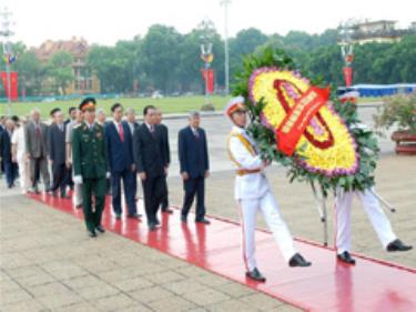 Đặt vòng hoa và vào Lăng viếng Chủ tịch Hồ Chí Minh.