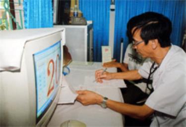 Làm thủ tục khám bệnh cho bệnh nhân BHYT ở Bệnh viện Đa khoa huyện Văn Yên.

