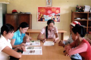 Cán bộ Hội Phụ nữ xã Quang Minh tuyên truyền tư vấn cho chị em về phòng chống bạo lực gia đình.


