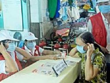 Hội Chữ thập đỏ TP Hồ Chí Minh tư vấn và phát khẩu trang phòng chống cúm A/H1N1 cho người dân. 
