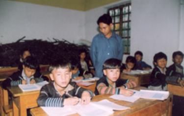 Thầy và trò Trường PTCS Bản Mù, xã Bản Mù, huyện Trạm Tấu. (Ảnh: Q.T)