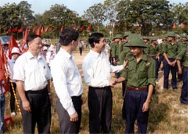 Lãnh đạo MTTQ tỉnh và cấp ủy chính quyền địa phương huyện Văn Yên động viên tân binh lên đường trong ngày hội giao quân.
