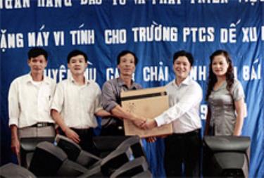 Lãnh đạo Chi nhánh ngân hàng Đầu tư - Phát triển Yên Bái tặng máy vi tính cho Trường PTCS Dế xu Phình, Mù Cang Chải.
