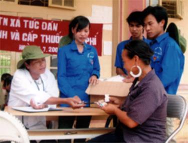 Thanh niên tình nguyện phối hợp với Trạm y tế xã Túc Đán (Trạm Tấu) khám bệnh và phát thuốc miễn phí cho nhân dân.