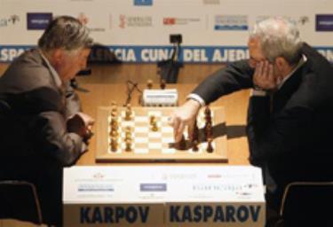 Karpov (trái) trong trận tái đấu với Garry Kasparov.