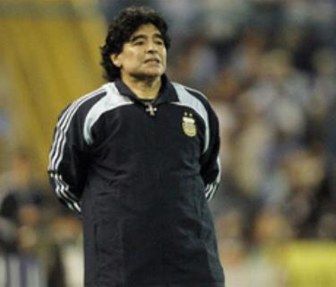 Maradona đang tìm đường cứu vận mệnh ĐT Argentina.