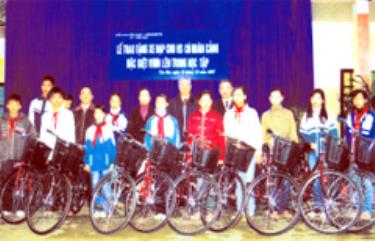 Lãnh đạo Hội Khuyến học thành phố, Phòng Giáo dục - Đào tạo trao tặng xe đạp cho học sinh có hoàn cảnh khó khăn vươn lên trong học tập.

