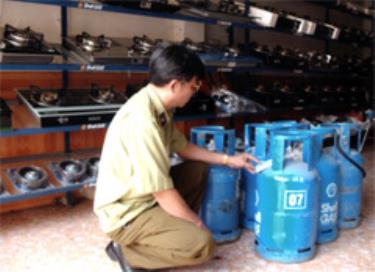 Cán bộ quản lý thị trường kiểm tra cơ sở chiết nạp, kinh doanh gas.