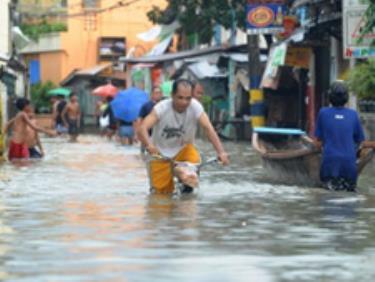 Cảnh ngập lụt trên đường phố ở ngoại ô Manila, ngày 3/10.