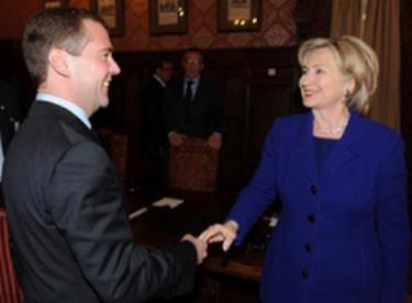 Tổng thống Medvedev chào đón Ngoại trưởng Clinton tại tư dinh.