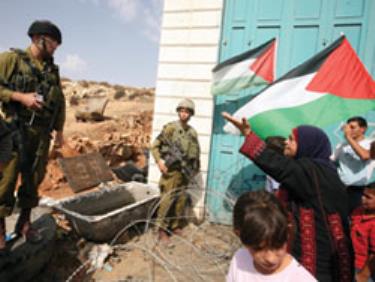 Binh sĩ Israel và người biểu tình Palestine.