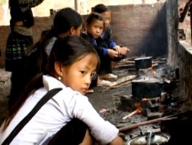 Các em phải tự lo củi lửa, bữa ăn hàng ngày của mình trong suốt quá trình học tập.