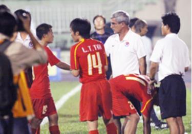 Calisto an ủi các học trò.