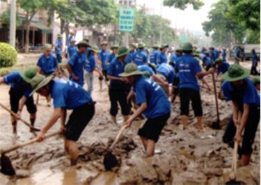 Thanh niên tình nguyện tham gia nạo vét bùn đất, vệ sinh môi trường sau cơn bão số 4 hồi tháng 8 năm 2008.
(Ảnh: Thanh Chi)
