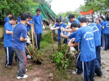 ĐVTN Quận đoàn Tây Hồ làm vệ sinh đường kè Hồ Tây.