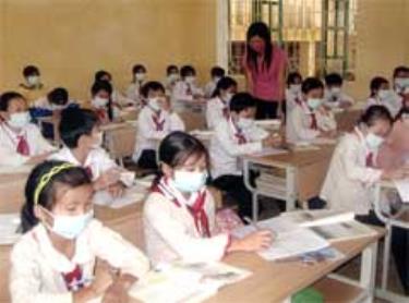 Học sinh và giáo viên Trường Dân tộc nội trú (Trấn Yên) đeo khẩu trang phòng cúm A/H1N1.