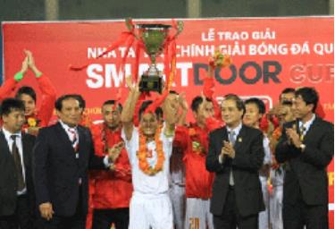 Đội tuyển U23 Việt Nam nhận cup vô địch.