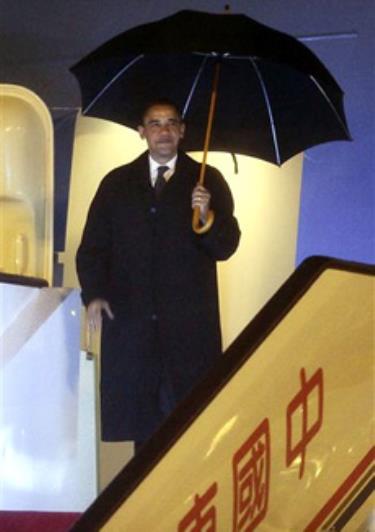 Tổng thống Barack Obama tới sân bay Pudong, Thượng Hải.