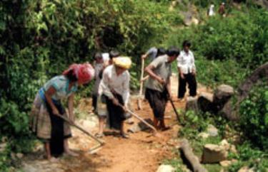 Nhân dân thôn Tà Xùa, xã Bản Công tham gia làm đường giao thông nông thôn.
(Ảnh: Linh Trang)
