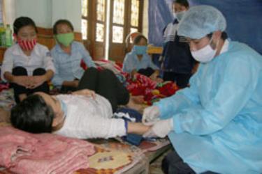 Học sinh Trường PTTH Dân tộc nội trú Mù Cang Chải được các bác sỹ theo dõi điều trị. (Ảnh: Anh Dũng)


