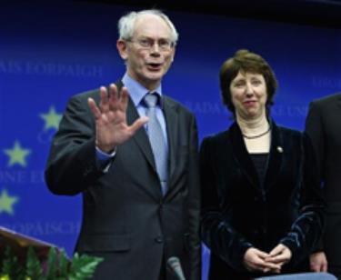 Tân chủ tịch thường trực EU Herman Van Rompuy (trái) và đại diện ngoại giao cao cấp của EU Baroness Catherine Ashton.