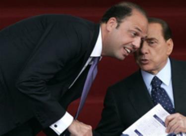 Thủ tướng Ý Silvio Berlusconi (phải).