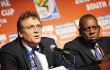 Tổng thư ký FIFA Jerome Valcke giải thích cho giới truyền thông về cách sắp xếp nhóm hạt giống trong cuộc họp báo hôm qua, 2-12, tại Cape Town.
