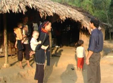 Ngoài giờ dạy học ở trên lớp, thầy Phấn đã dành thời gian đi xuống tới từng thôn bản để tuyên truyền, vận động, giải thích thuyết phục các phụ huynh cho con đến lớp.