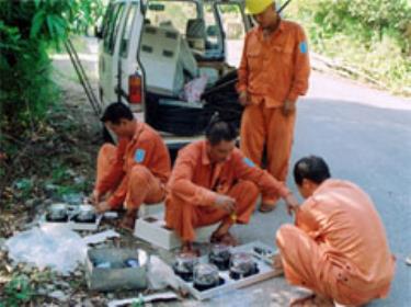 Công nhân Chi nhánh Điện lực thành phố Yên Bái thay công tơ điện sau khi tiếp nhận lưới điện nông thôn. (Ảnh: H.N)
