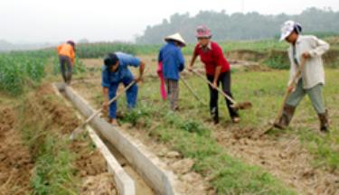 Nhân dân huyện Văn Yên (Yên Bái) tham gia làm thủy lợi đảm bảo nguồn nước tưới cho sản xuất nông nghiệp vụ đông xuân. (Ảnh: M.Q)