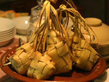 Ketupat dân dã mà ngon miệng nhờ hương gạo dẻo thơm.