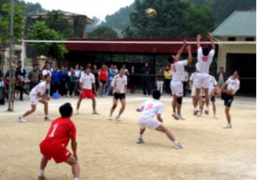 Thi đấu bóng chuyền giữa đội huyện Lục Yên và đội Công an tỉnh Yên Bái.