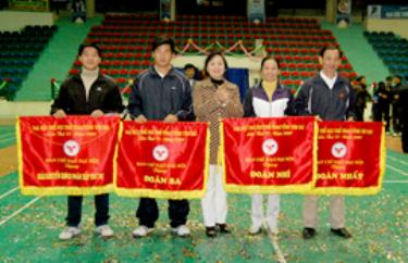 Đồng chí Phạm Thị Thanh Trà- Phó chủ tịch UBND tỉnh Yên Bái trao giải nhất, nhì, ba toàn đoàn cho các đội.