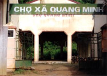 Được xây dựng khá khang trang nhưng 6 năm nay, chợ Quang Minh (Văn Yên) không có người họp, trở thành nơi chăn thả gia cầm và để gỗ, củi của một số hộ dân gần đó.