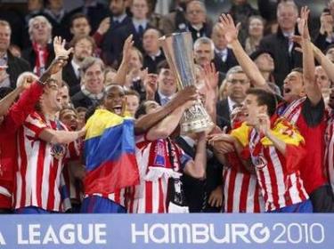 Atletico Madrid với chiếc Cúp Europa League mùa giải 2009-2010.