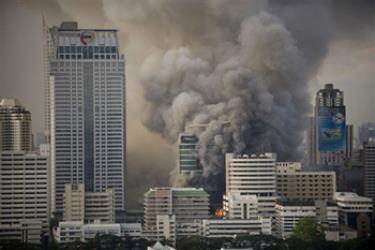 Khói bốc lên từ khu trung tâm thương mại nơi áo đỏ từng chiếm đóng tại Bangkok.