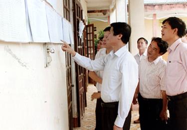 Đồng chí Hoàng Xuân Lộc - Chủ tịch HĐND tỉnh, Chủ tịch UBBC đại biểu Quốc hội khóa XIII và đại biểu HĐND các cấp kiểm tra công tác chuẩn bị bầu cử. (Ảnh: Quang Thiều)