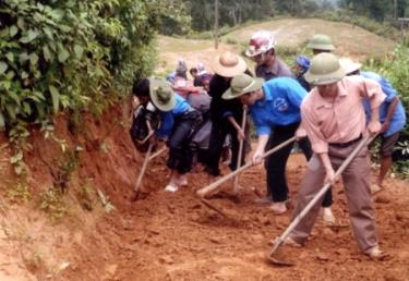 Đoàn viên thanh niên xã Y Can (Trấn Yên) giúp người dân mở đường giao thông nông thôn. (Ảnh: Văn Tuấn)
