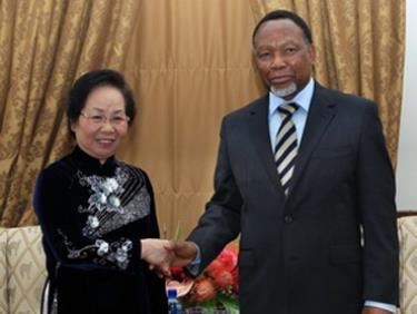 Phó Tổng thống Nam phi Kgalema Motlanthe và Phó Chủ tịch nước Nguyễn Thị Doan.