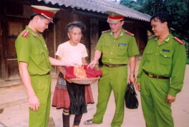 Công an huyện Trạm Tấu thường xuyên sâu sát địa bàn, gần gũi nhân dân để kịp thời nắm bắt tình hình an ninh cơ sở.
