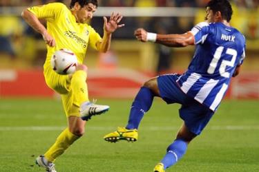 Pha tranh bóng quyết liệt giữa Cani (trái, Villarreal) và Hulk của Porto.