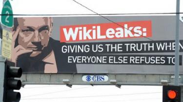 Nhà sáng lập WikiLeaks Assange đã được trao giải thưởng hòa bình cao quý của Úc. Dòng chữ trong ảnh: WikiLeaks-cho chúng ta sự thật mà mọi kẻ khác từ chối.