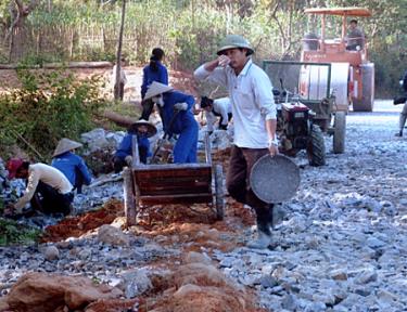 Công nhân Công ty cổ phần Xây dựng giao thông Yên Bái thi công tuyến đường Mỵ - Minh An.
