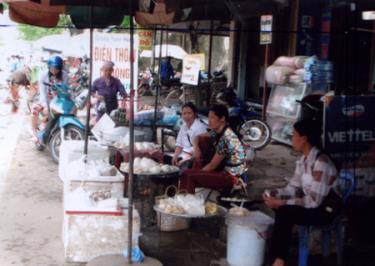 Nhiều thực phẩm chín ăn sẵn bày bán ngay sát mặt đường mà không được che đậy. (Thịt gia súc, gia cầm bày bán tại các chợ đầu mối và chợ tạm, chợ cóc chưa qua kiểm dịch thú y chiếm tỷ lệ cao).
