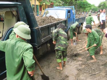 Lực lượng quân đội tích cực tham gia thu dọn bùn lầy, vệ sinh đường phố ở thành phố Yên Bái trong đợt ngập lụt năm 2008.
