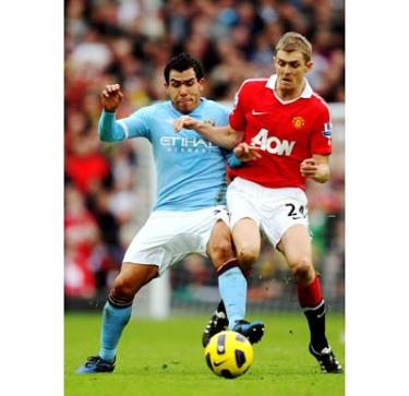 Man.City của Carlos Tevez (trái) và Man.United có thể cùng nở nụ cười sau đêm thứ bảy.