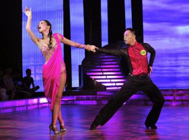 Thu Minh và Minh Đức phối hợp ăn ý trong điệu Rumba trên nền ca khúc 