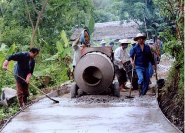 Tuyến đường vào xã vùng sâu Tân Lập - Phan Thanh vừa được đầu tư nâng cấp giúp người dân đi lại thuận tiện.