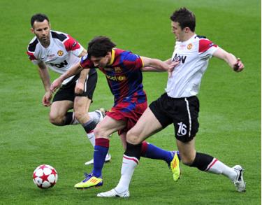Messi (giữa) vượt qua hàng phòng ngự Man.United